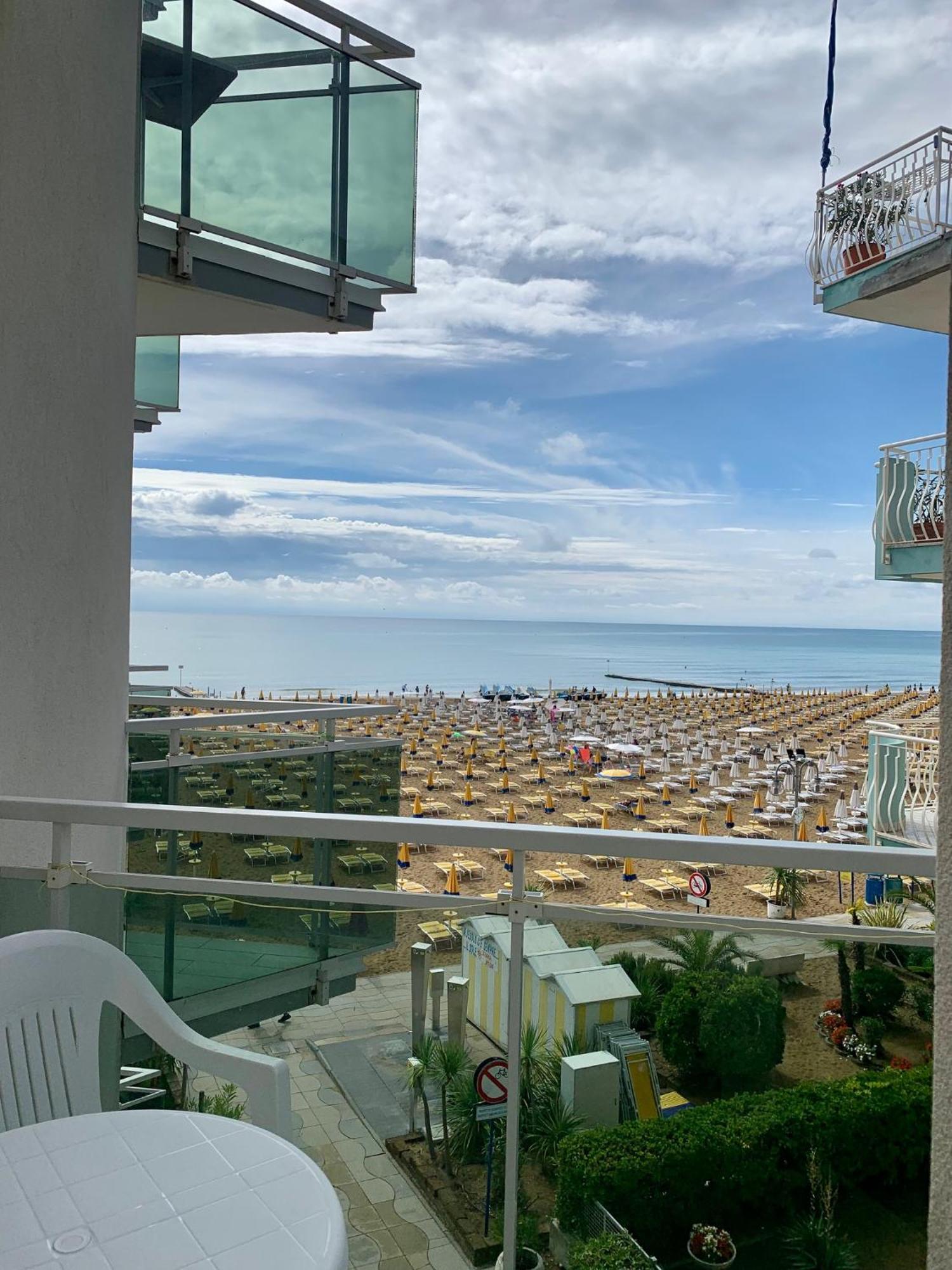 Hotel Nizza Frontemare Superior 3 Stelle Лидо ди Йезоло Екстериор снимка